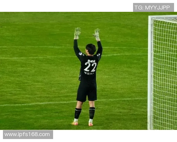 足球场上的暖心时刻 一位球星用行动诠释真正的英雄精神